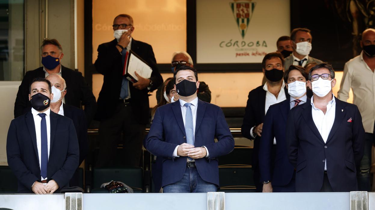 El alcalde del Córdoba, José María Bellido (centro), en el palco de El Arcángel