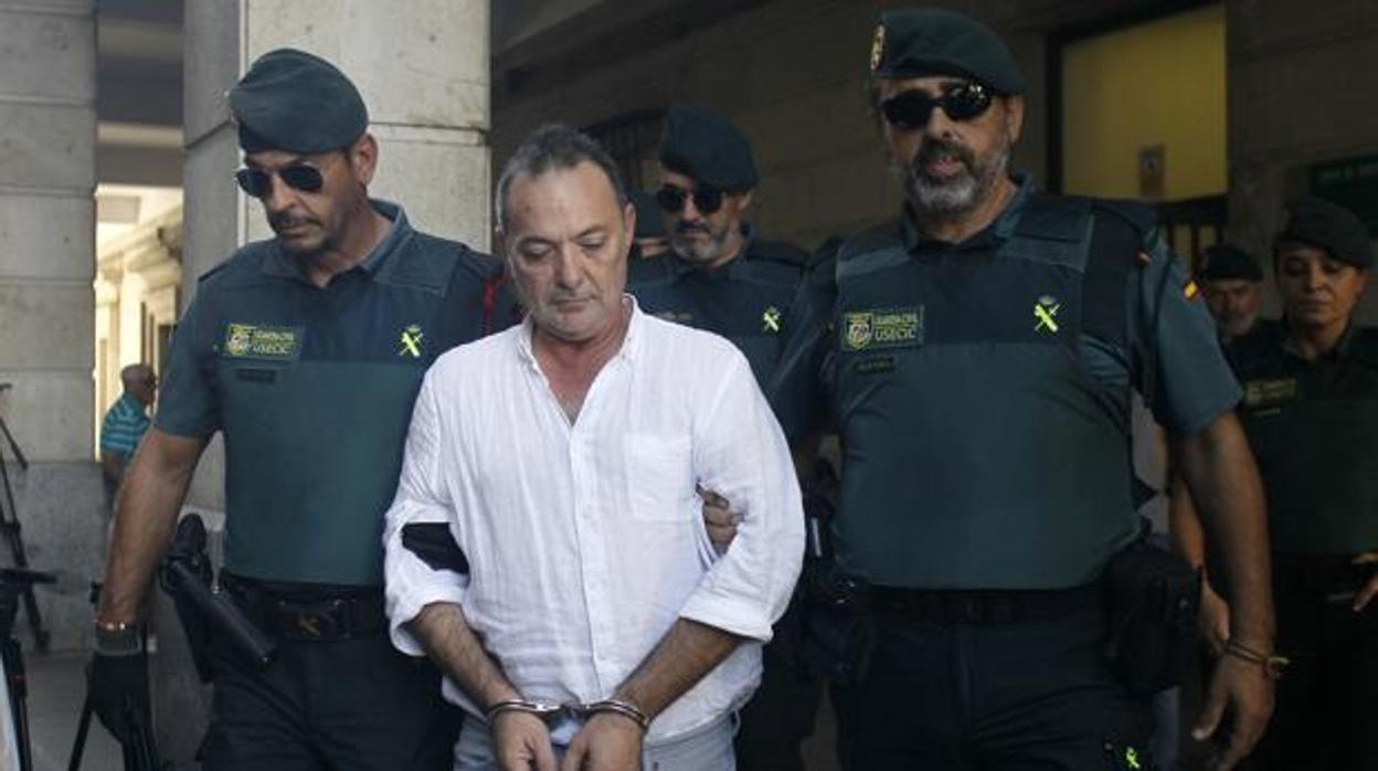 El dueño de Magrudis, escoltado por la Guardia Civil el día de su detención