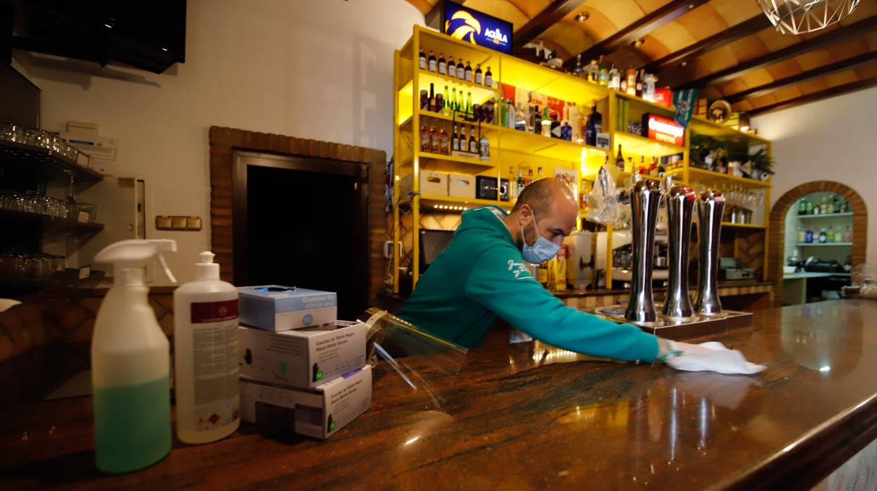 Hostelero desinfectando la barra de su local en una imagen de archivo