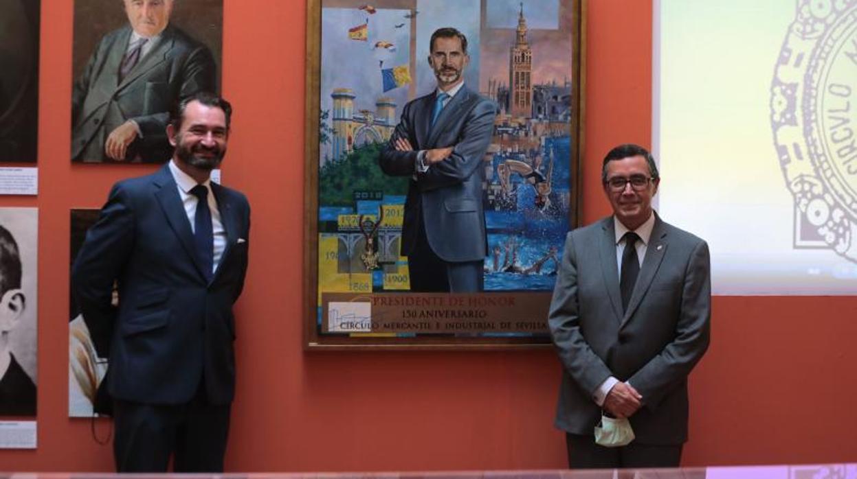 César Ramírez, a la derecha, durante la presentación de una de sus obras