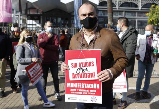 Narciso López, copropietaro de «La cuchara de San Lorenzo», ayer antes de la manifestación