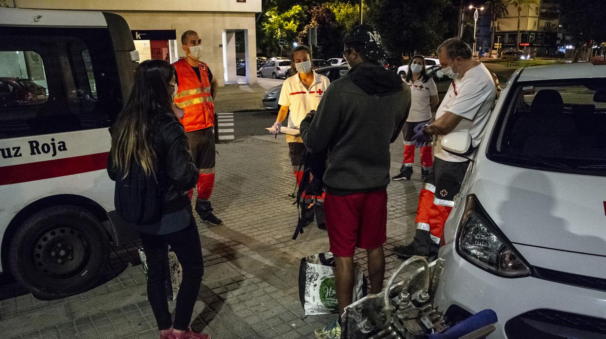 Un dispositivo de Cruz Roja atiende a personas sin hogar en Córdoba