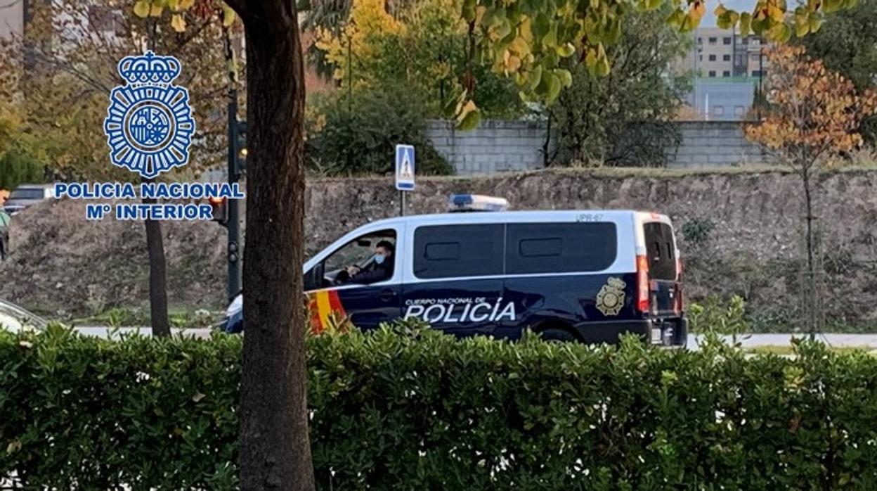 Una patrulla de la Policía Nacional durante su labor de vigilancia en Granada