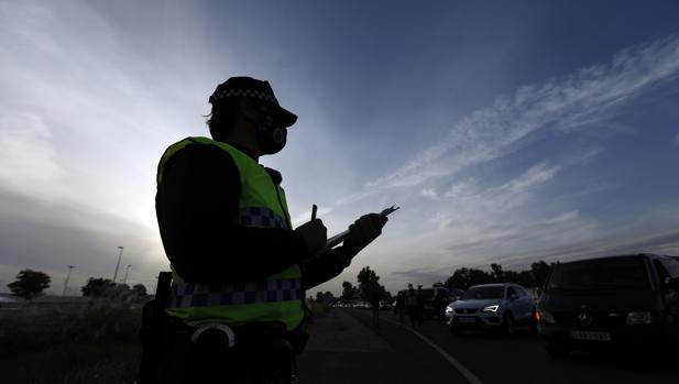 La Policía pone 5 multas por no respetar el cierre perimetral y 29 por salir tras el toque de queda