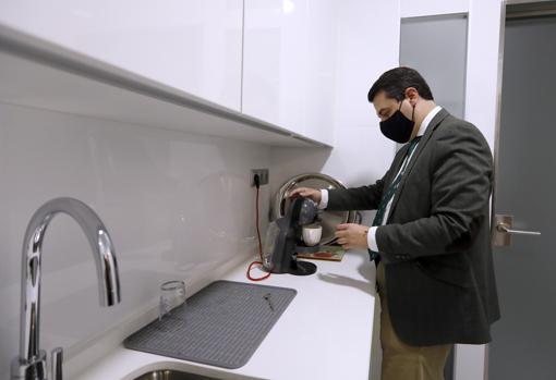 Bellido se prepara un café en la cocina de Alcaldía