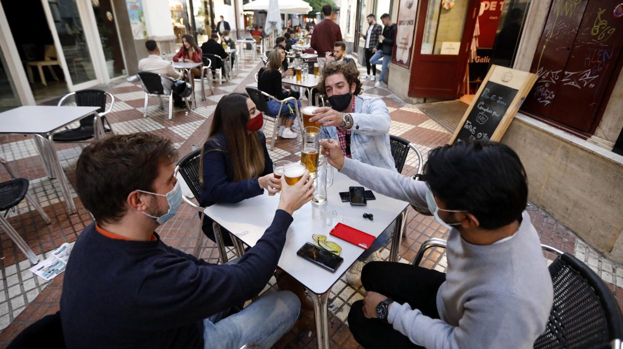 Ambiente de terrazas en la calle La Plata de Córdoba