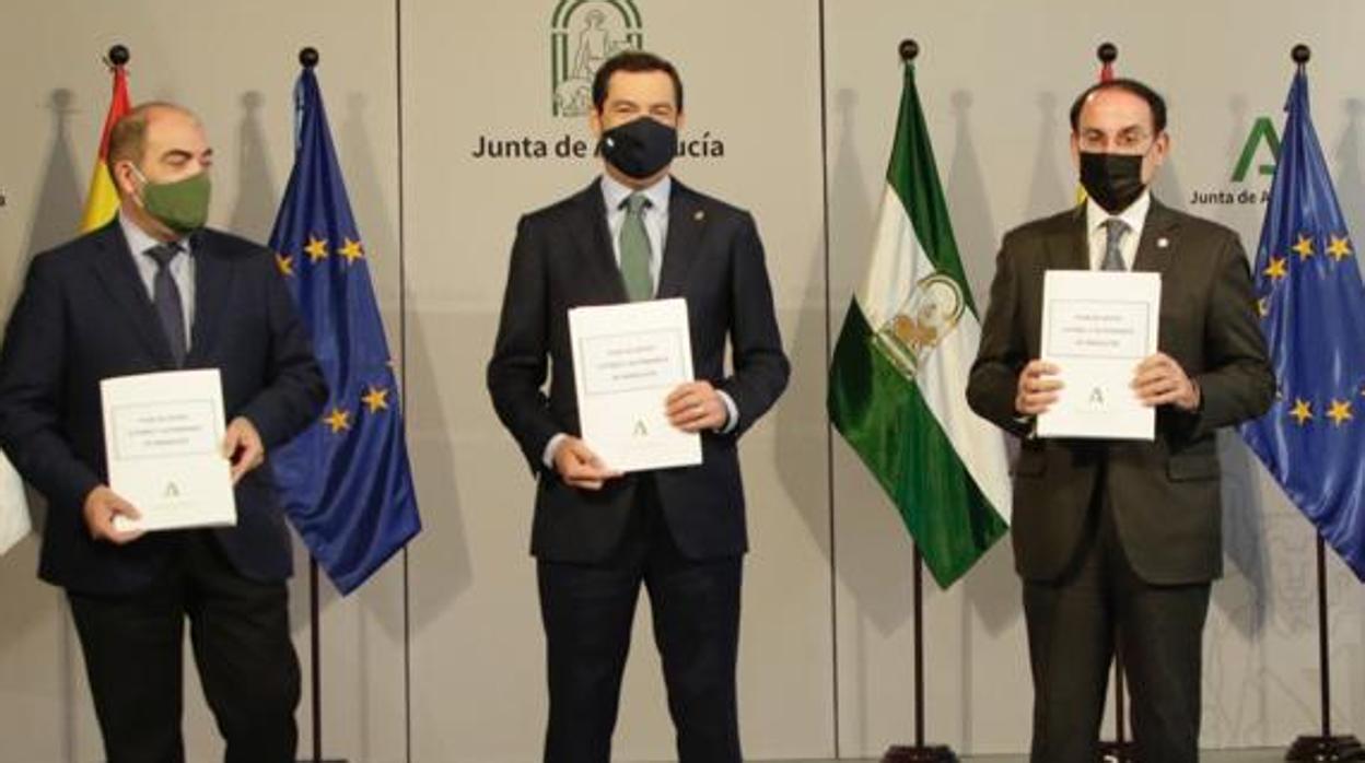 Juanma Moreno durante la firma del acuerdo económico este lunes en San Telmo