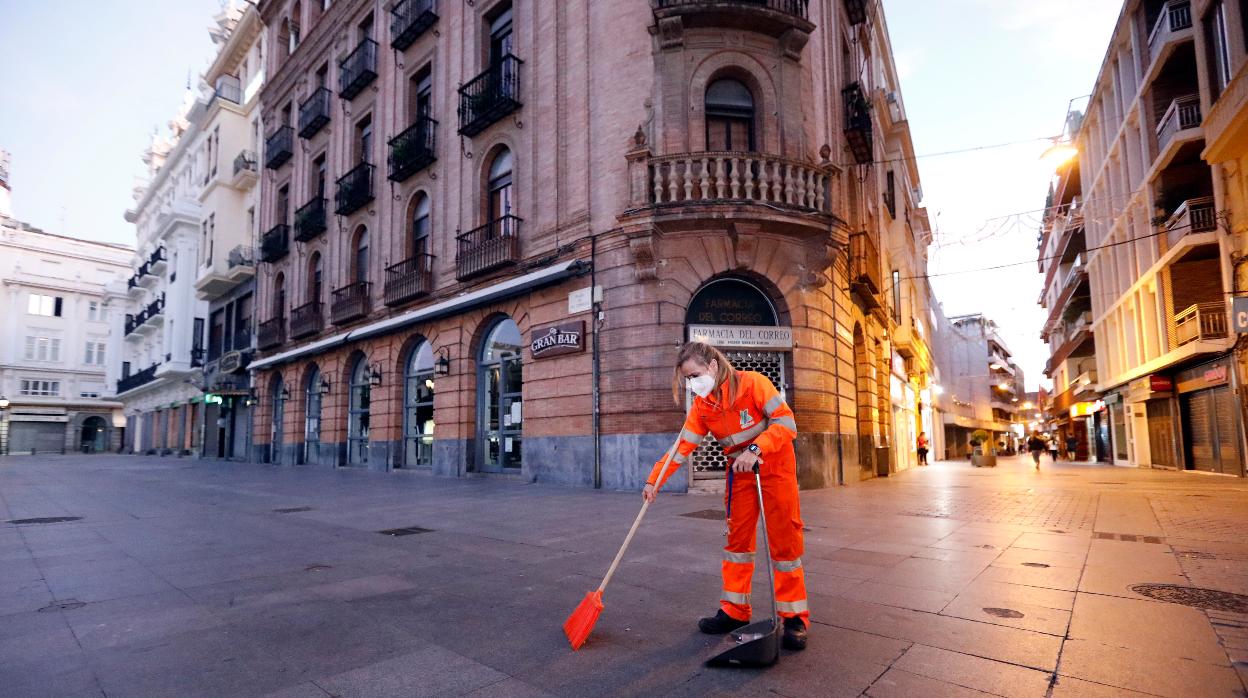 Calles de Córdoba a la caída de la tarde tras el cierre de comercios