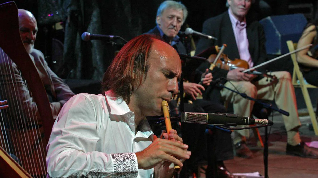 Carlos Núñez, durante un concierto