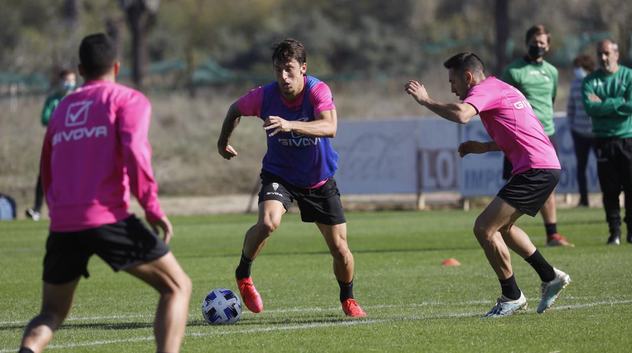 El lateral derecho del Córdoba CF Manu Farrando, en el entrenamiento en la Ciudad Deportiva