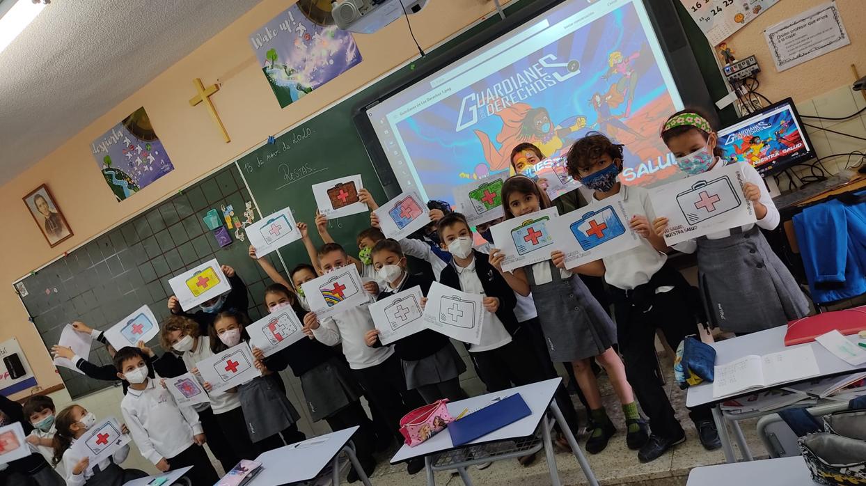 Alumnos del colegio Maristas Cervantes con sus dibujos trabajados en clase.