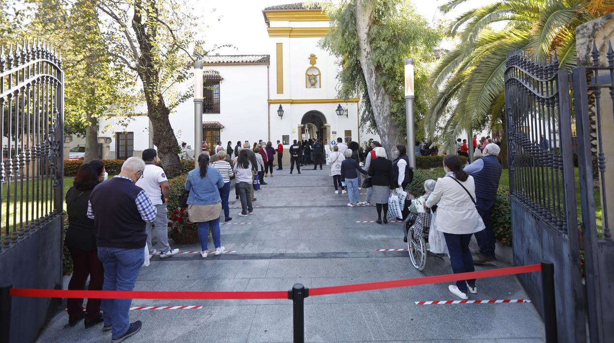 Cola para acceder al cementerio de San Rafael en Córdoba