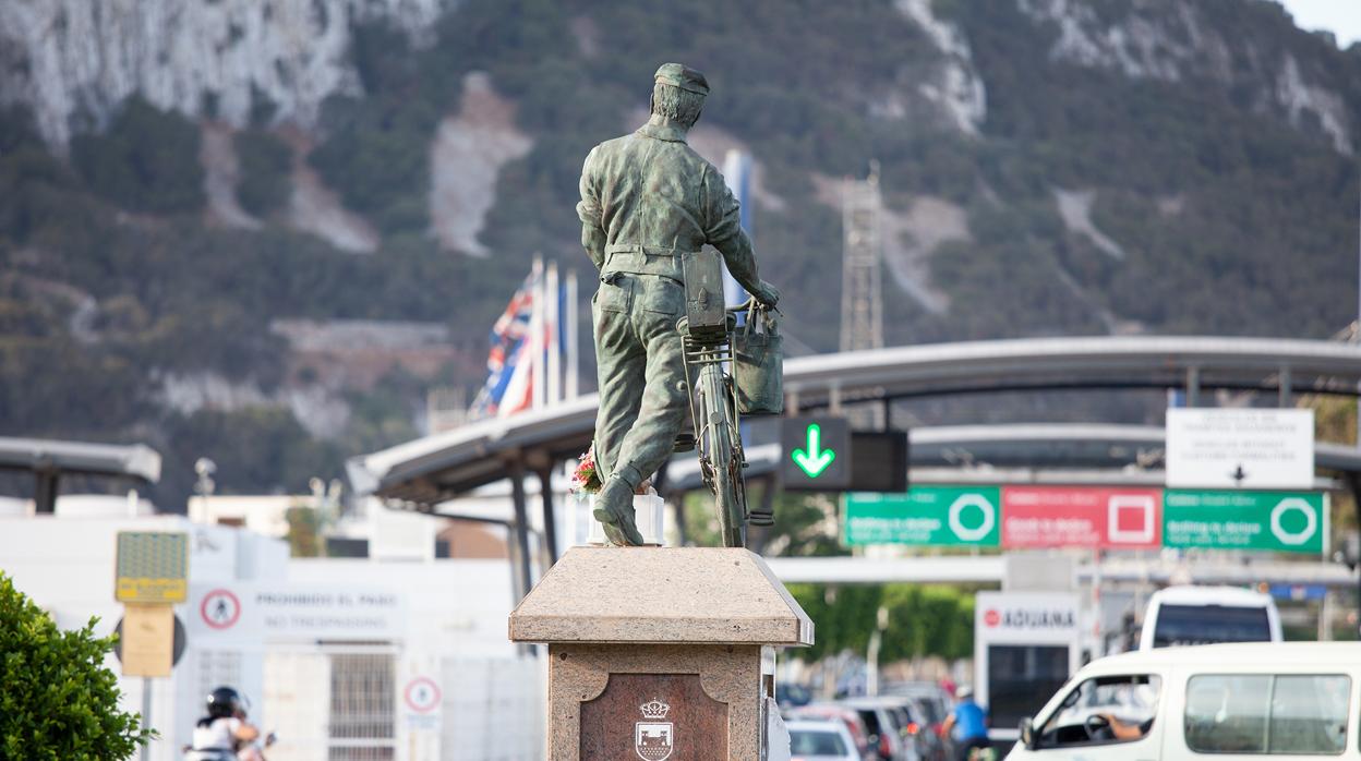 Monumento al trabajador transfronterizo erigido junto a la Verja de Gibraltar