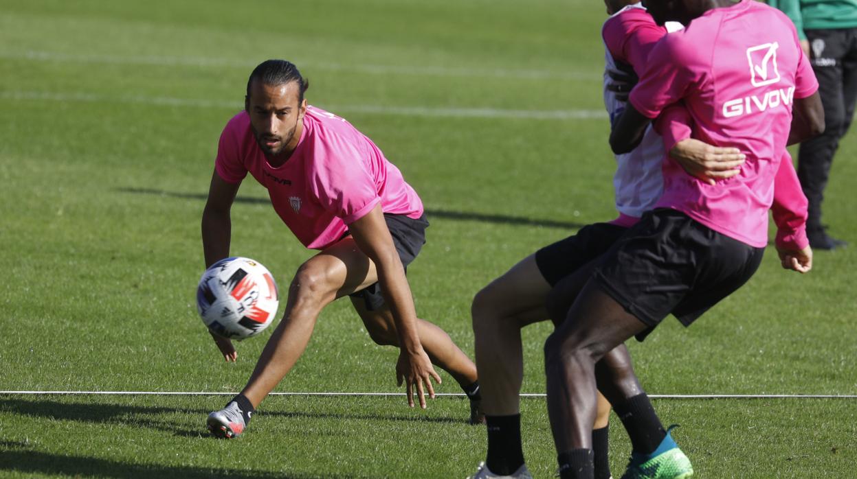 El centrocampista del Córdoba CF Mario Ortiz, en el entrenamiento en la Ciudad Deportiva