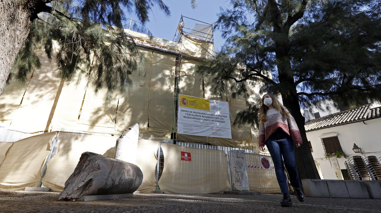 Fachada tapada del Museo Arqueológico de Córdoba