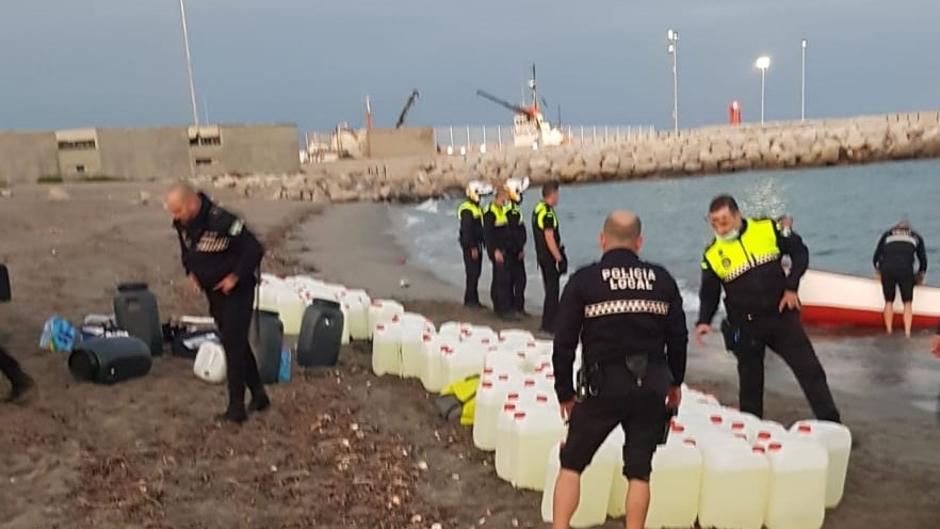 Intervenidos en La Línea 2.500 litros de combustible para narcolanchas, víveres y dos embarcaciones