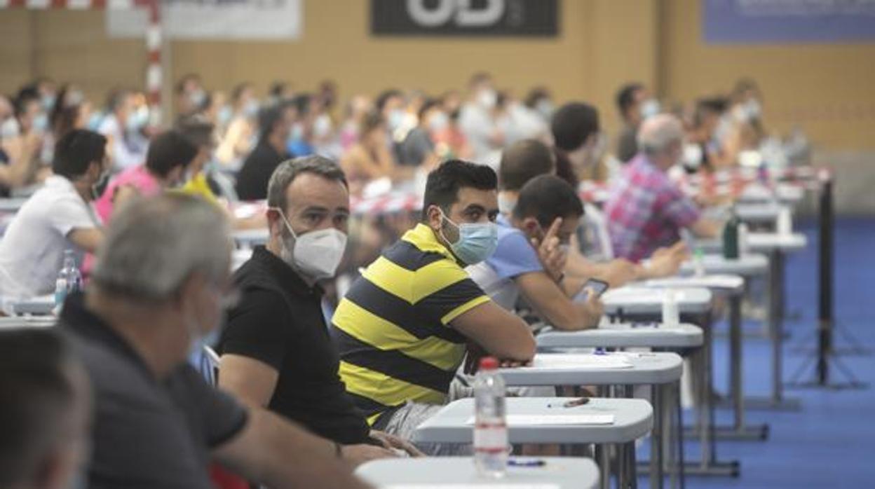 Opositores durante la celebración de un examen