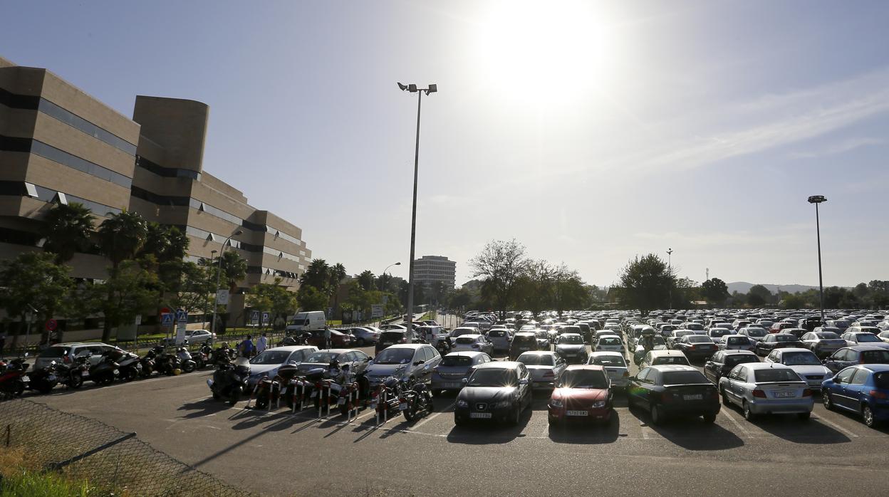 Panorámica de uno de los aparcamientos del Hospital Reina Sofía de Córdoba, repleto de vehículos