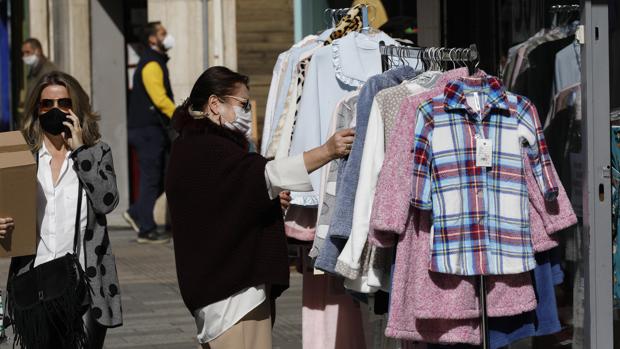 Los comercios de Andalucía, «castigados» por la pandemia, piden a la Junta retrasar la hora de cierre