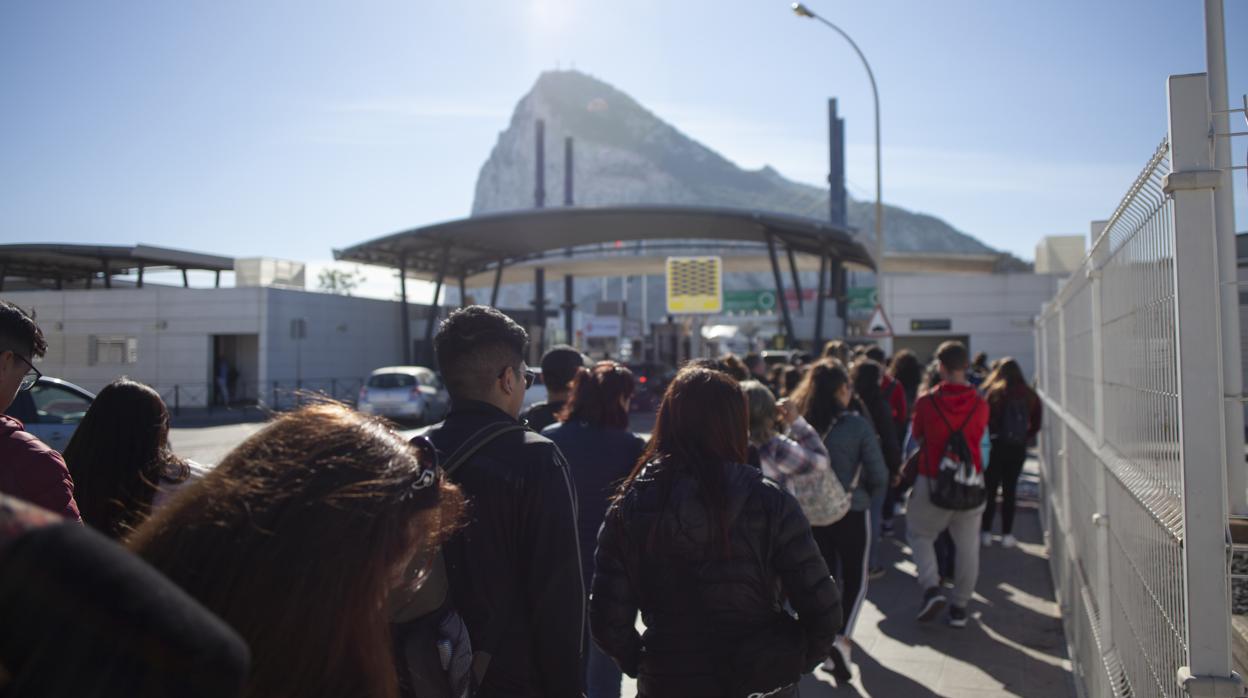 Imagen de archivo de la entrada de personas a través de la Aduana