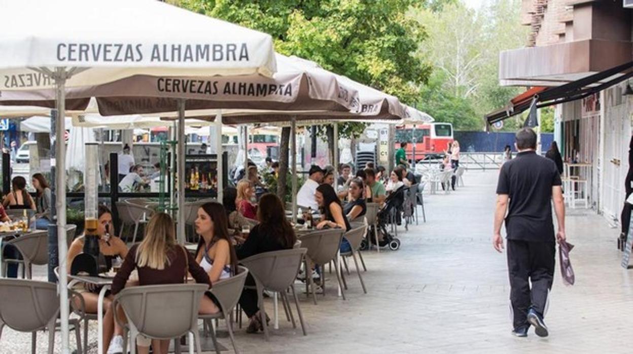 Veladores con clientes en Granada, donde la situacion es más preocupante