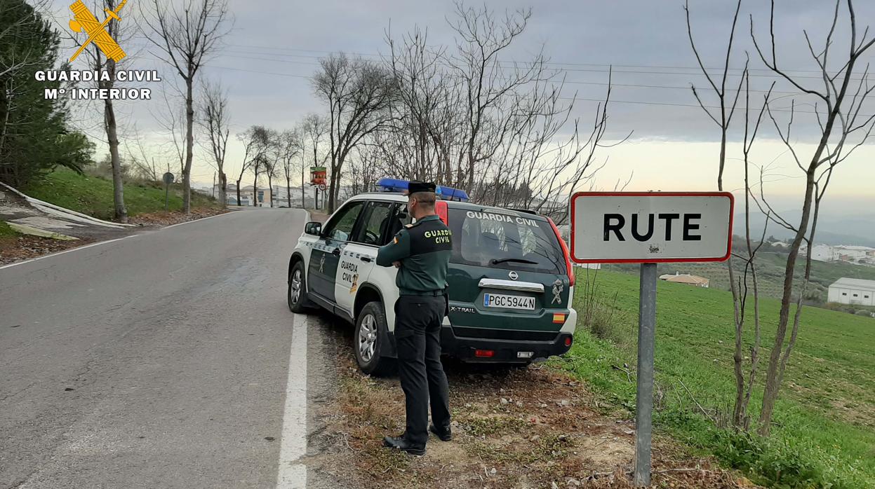 Un agente de la Guardia Civil de Rute en la entrada del pueblo