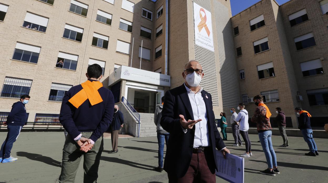 El director del Colegio Cervantes, esta semana en la protesta contra la ley