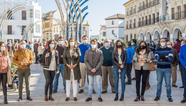 Más de doscientas personas se concentran en Baena en rechazo a la moción de censura al gobierno de PP y Cs