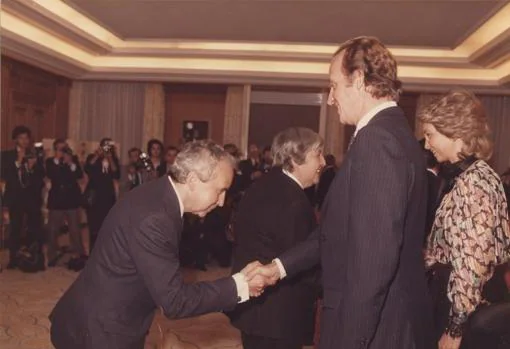 En una recepción con los Reyes eméritos en 1984; a su izquierda, Gloria Fuertes