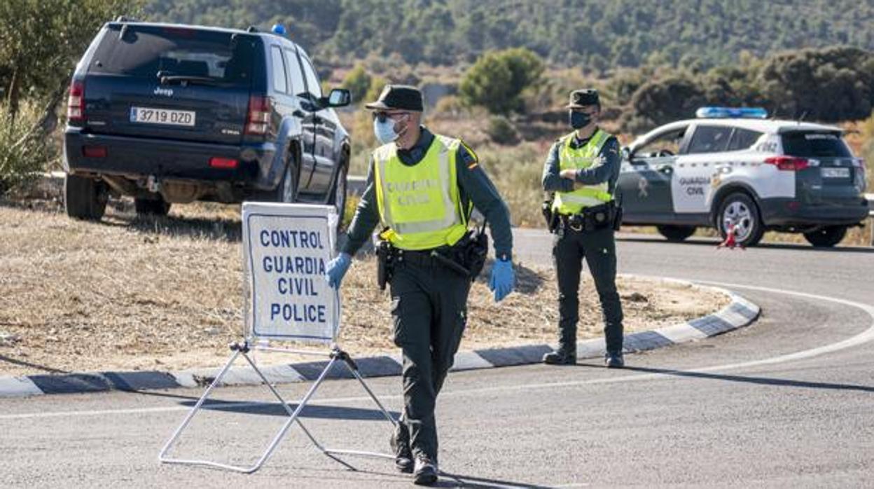 Agentes de la Guardia Civil durante un control de la movilidad