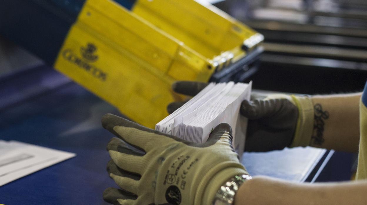 Un empleado de Correos