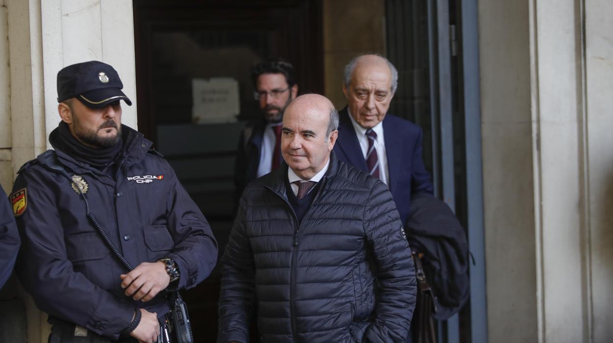 El exconsejero Gaspar Zarrías, saliendo de la Audiencia de Sevilla en noviembre de 2019