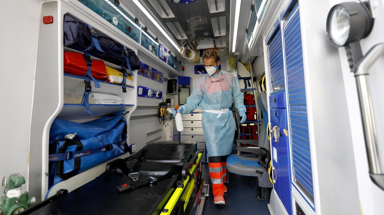 Un sanitario desinfecta el interior de una ambulancia en el complejo del Hospital Reina Sofía de Córdoba