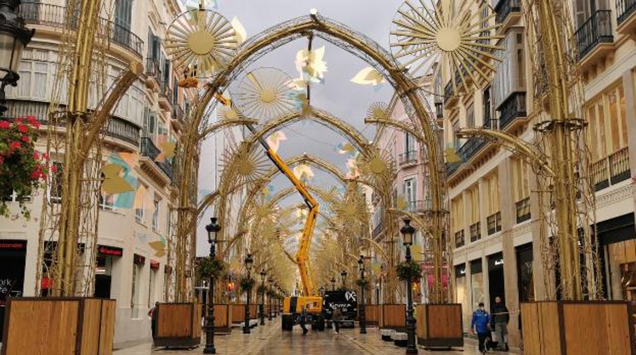 Montaje de las luces en una calle Larios mucho más vacía de lo habitual