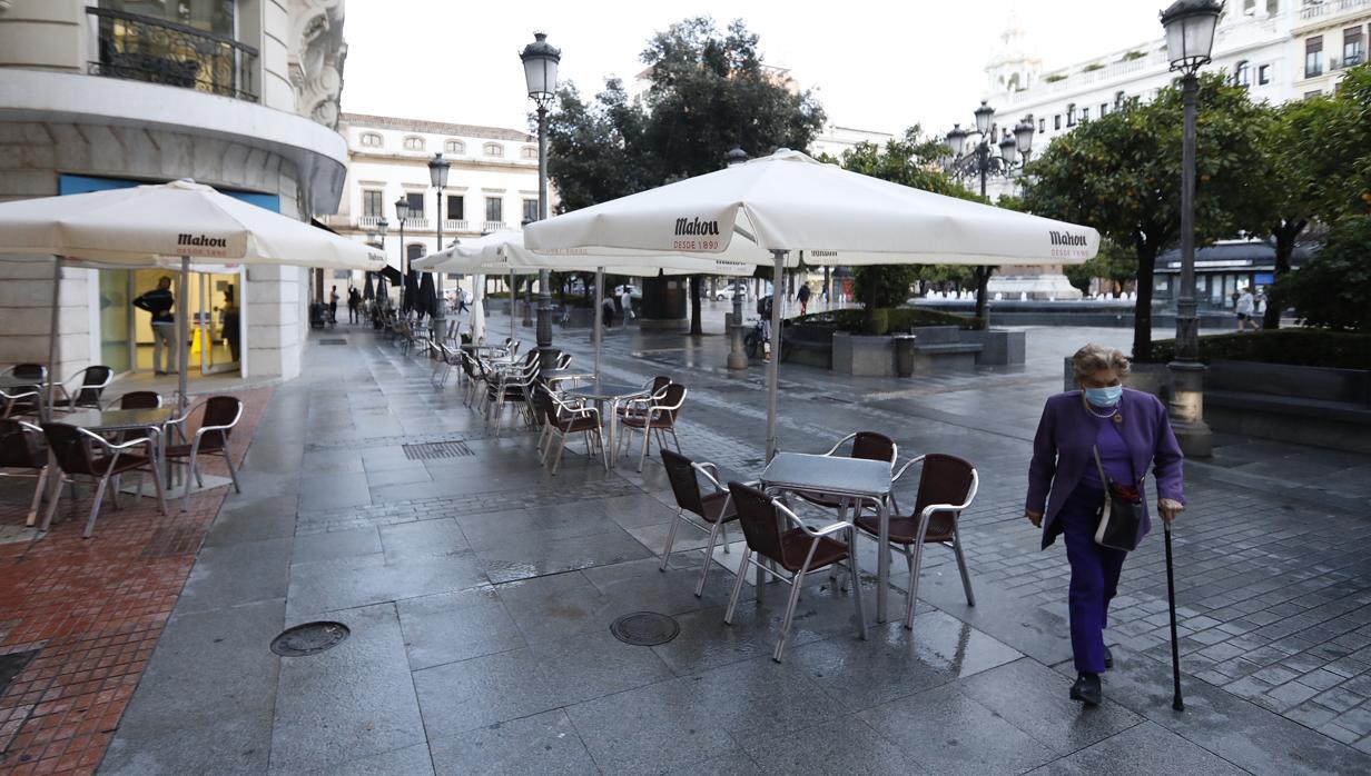 Las calles de Córdoba casi desiertas sin apenas nadie en los bares