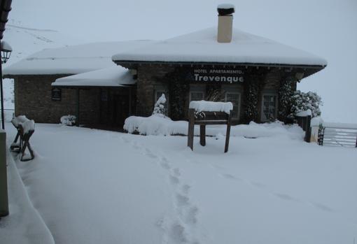 Sierra Nevada se cubre de blanco: primera y espectacular nevada de la temporada