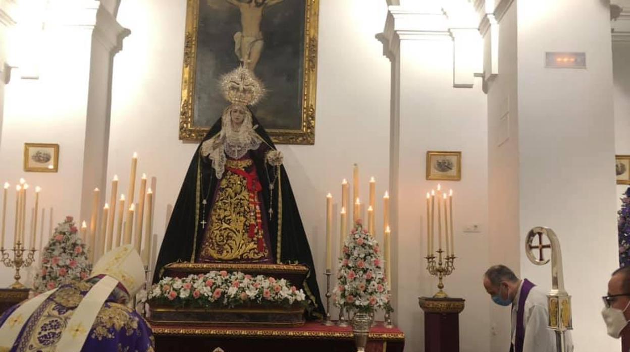 El obispo, Demetrio Fernández, ante la Virgen de la Quinta Angustia en la función de este sábado