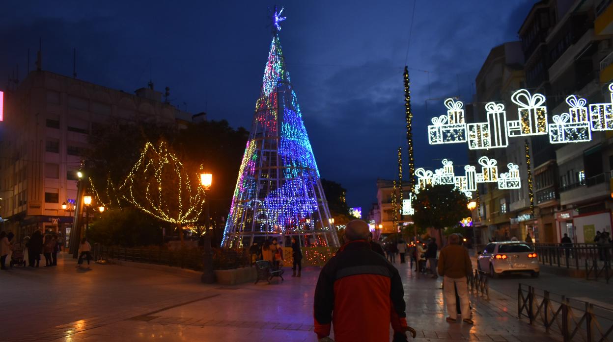 Alumbrado navideño de Puente Genil encendido en la tarde del viernes