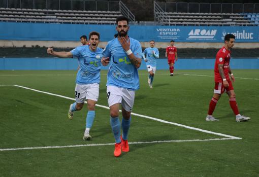 Juan Delgado celebra el 3-1 del Ciudad de Lucena ante el Utrera