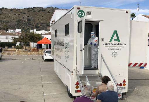 El personal sanitario da instrucciones a los vecinos convocados para hacerse una PCR