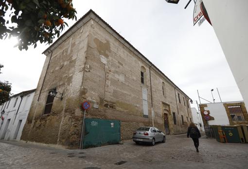 Una mujer, ayer pasando delante del convento Regina