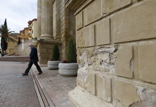 Imagen de los desconchones que presenta la Puerta del Puente de Córdoba