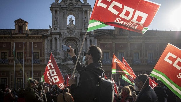 Los sindicatos de Andalucía se plantan a las puertas de San Telmo para exigir diálogo social a Juanma Moreno