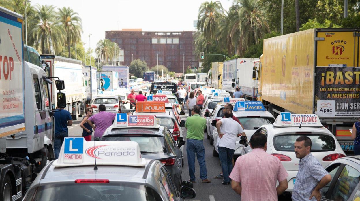 Manifestación de autoescuelas en una manifestación en 2017 en Córdoba