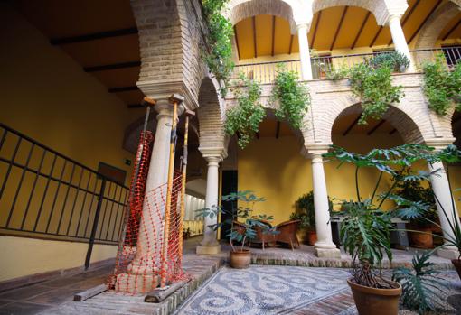 Columna apuntalada en el patio de la Filmoteca de Andalucía