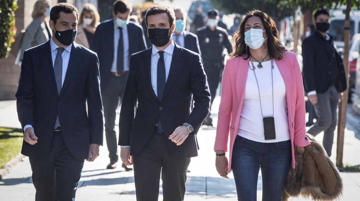 Juanma Moreno junto a Pablo Casado y Loles López