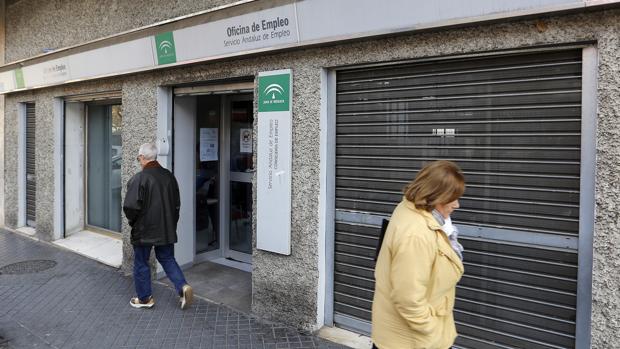 El paro baja en 2.343 personas en Córdoba gracias a los servicios y la agricultura, mientras sube en España