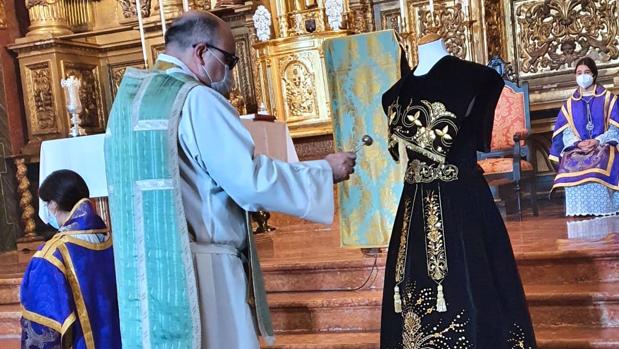 El Caído bendice una nueva saya para Nuestra Señora del mayor Dolor en su Soledad