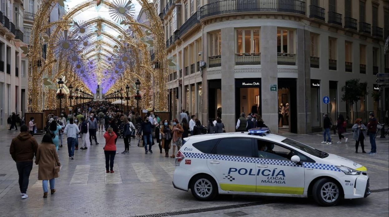 Un coche de la Policía Local custodia la entrada a la calle Larios