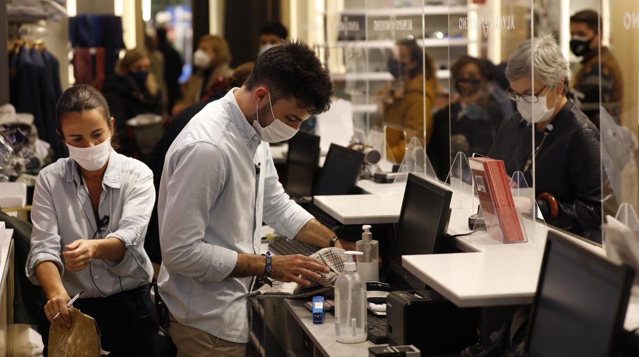 Dependientes de una tienda del Centro de Córdoba durante el último «Black Friday»